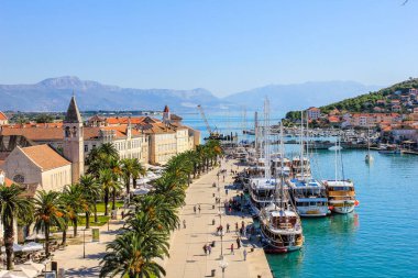 Trogir, Hırvatistan - 1 Ocak 2000: Güneşli bir günde Trogir manzarası