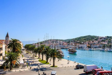 Trogir, Hırvatistan - 1 Ocak 2000: Güneşli bir günde Trogir manzarası