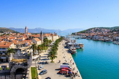 Trogir, Hırvatistan - 1 Ocak 2000: Güneşli bir günde Trogir manzarası