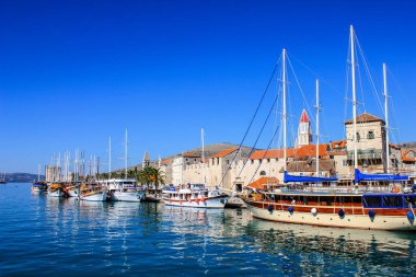 Trogir, Hırvatistan - 1 Ocak 2000: Güneşli bir günde Trogir Limanı manzarası