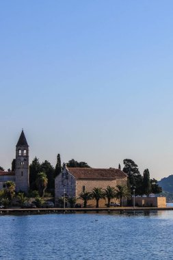 Vis Adası, Hırvatistan - 2 Ekim 2011: Güneşli bir günde St. Jerome Kilisesi ve Manastırı ve Vis Adası manzarası