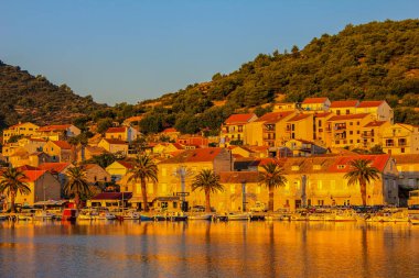 Vis Adası, Hırvatistan - 2 Ekim 2011: Güneşli bir günde Vis Adası manzarası