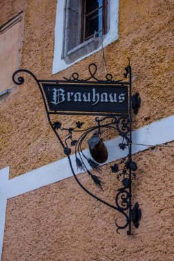 Hallstatt, Avusturya - 4 Mart 2017: Hallstatt, Avusturya 'da Geleneksel Yerel Bira Fabrikası Brauhaus' un İşareti