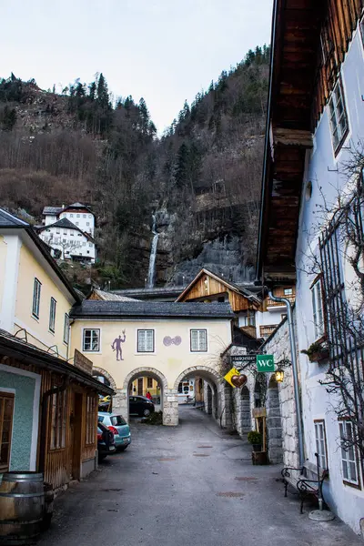 Hallstatt Rakousko Března 2017 Pohled Úzkou Ulici Tradičními Starými Budovami — Stock fotografie