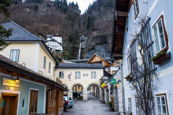 Hallstatt Áustria Março 2017 Vista Uma Rua Estreita Com Edifícios — Fotografia de Stock