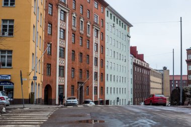 Helsinki, Finlandiya - 10 Mart 2017: Karlı bir günde Helsinki 'deki Geleneksel Renkli Binaların Görünümü