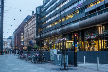 Helsinki, Finlandiya - 10 Mart 2017: Soğuk bir günde Helsinki Şehir Merkezi 'nde Yürüyen İnsanlar