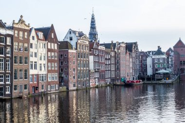 Amsterdam, Hollanda - 11 Mart 2017: Amsterdam 'daki Geleneksel Renkli Binalar