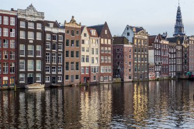 Amsterdam, Hollanda - 11 Mart 2017: Amsterdam 'daki Geleneksel Renkli Binalar