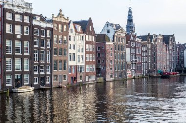 Amsterdam, Hollanda - 11 Mart 2017: Amsterdam 'daki Geleneksel Renkli Binalar