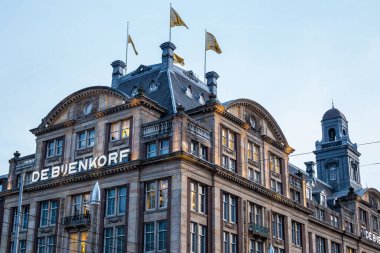 Amsterdam, Hollanda - 17 Mart 2017: Amsterdam Şehir Merkezi 'nde De Bijenkorf Alışveriş Merkezi