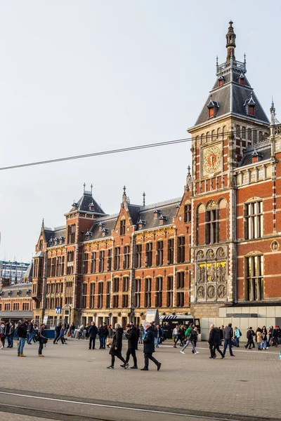 Amsterdam, Hollanda - 11 Mart 2017: Amsterdam Centraal 'ın Önünde Yürüyen İnsanlar