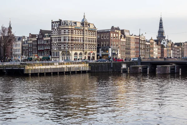 Amsterdam, Hollanda - 11 Mart 2017: Şehir Merkezi 'ndeki Geleneksel Renkli Binalar iand Amsterdam Kanalı