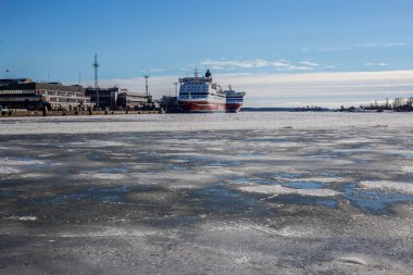 Helsinki, Finlandiya - 11 Mart 2017: Güneşli bir günde Güney Limanı 'nda bir geminin görüntüsü