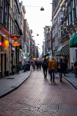 Amsterdam, Hollanda - 11 Mart 2017: Şehir Merkezi 'nde Sokaklarda Yürüyen İnsanlar