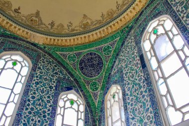 İstanbul, Türkiye - 13 Mayıs 2013: Topkapı Sarayı 'nda dekore edilmiş Duvarlar, Pencereler ve Tavan