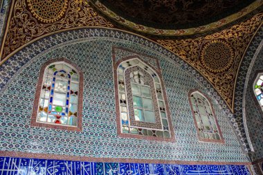 İstanbul, Türkiye - 13 Mayıs 2013: Topkapı Sarayı 'nda dekore edilmiş Duvarlar, Pencereler ve Tavan