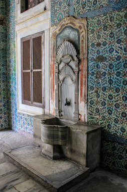İstanbul, Türkiye - 13 Mayıs 2013: Topkapı Sarayı 'ndaki Koridorlardan birinde Çeşme
