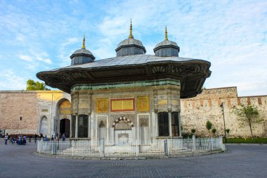 İstanbul, Türkiye - 12 Mayıs 2013: İstanbul 'da Sultan 3. Ahmed Çeşmesi manzarası