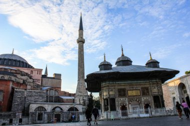 İstanbul, Türkiye - 12 Mayıs 2013: Ayasofya ve Sultan III. Ahmed Çeşmesi manzarası