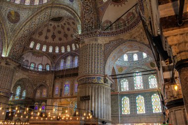 İstanbul, Türkiye - 12 Mayıs 2013: Mavi Camide Süslü Tavan ve Pencerelerin Görünümü