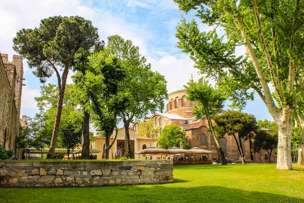 İstanbul, Türkiye - 13 Mayıs 2013: Güneşli bir günde Hagia Irene Kilisesi manzarası