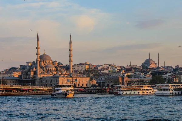 İstanbul, Türkiye - 12 Mayıs 2013: Arkaplanda Yeni Cami ile Galate Köprüsü 'nden Yürüyen İnsanlar