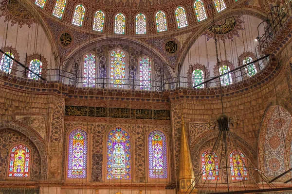 İstanbul, Türkiye - 12 Mayıs 2013: Mavi Camide Süslü Duvar ve Pencerelerin Görünümü