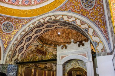 İstanbul, Türkiye - 13 Mayıs 2013: Topkapı Sarayı 'ndaki Görkemli Tavan ve İmparatorluk Divanının Duvarları