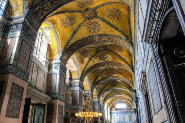 İstanbul, Türkiye - 12 Mayıs 2013: Ayasofya 'da Tavan ve Pencerelerle süslenmiş Koridor