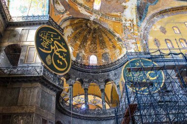 İstanbul, Türkiye - 12 Mayıs 2013: Ayasofya 'daki Tavanda Süslü Mozaikler