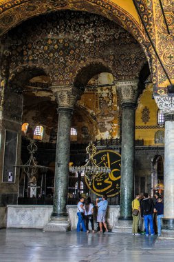 İstanbul, Türkiye - 12 Mayıs 2013: Ayasofya Galerisinde Konuşan İnsanlar