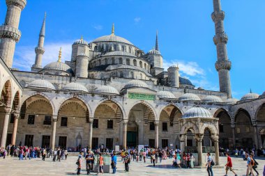 İstanbul, Türkiye - 12 Mayıs 2013: Mavi Cami Avlusunda Yürüyen İnsanlar