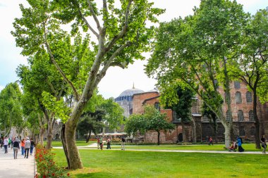İstanbul, Türkiye - 13 Mayıs 2013: Topkapı Sarayı önündeki Parkta Yürüyen İnsanlar