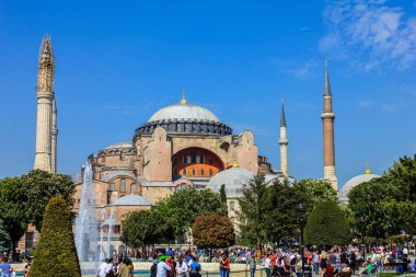 İstanbul, Türkiye - 12 Mayıs 2013: Arkaplanda Ayasofya ile Meydanda Yürüyen İnsanlar