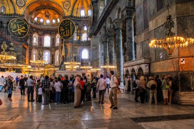 İstanbul, Türkiye - 12 Mayıs 2013: Ayasofya 'da Allah, Muhammed Kaligrafi, Meryem ve İsa ile birlikte yürüyen insanlar