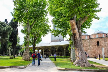 İstanbul, Türkiye - 13 Mayıs 2013: Topkapı Sarayı 'ndaki binalar arasında Parkta Yürüyen İnsanlar