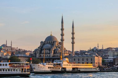 İstanbul, Türkiye - 12 Mayıs 2013: Sunset 'te Feribotlu Yeni Cami Manzarası (Yeni Cami)