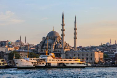 İstanbul, Türkiye - 12 Mayıs 2013: Sunset 'te Feribotlu Yeni Cami Manzarası (Yeni Cami)