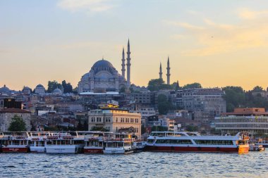 İstanbul, Türkiye - 12 Mayıs 2013: Sunset 'teki sudan Rustem Paşa Camii' nin manzarası