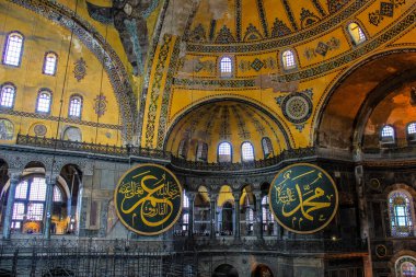 İstanbul, Türkiye - 12 Mayıs 2013: Ayasofya Galerisinden Süslü Tavana Bakış