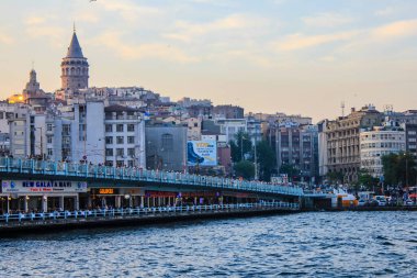 İstanbul, Türkiye - 12 Mayıs 2013: Arkaplanda Yeni Cami ile Galate Köprüsü 'nden Yürüyen İnsanlar