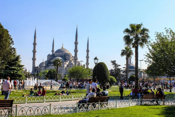Istambul Turquia Maio 2013 Pessoas Parque Com Mesquita Azul Fundo — Fotografia de Stock