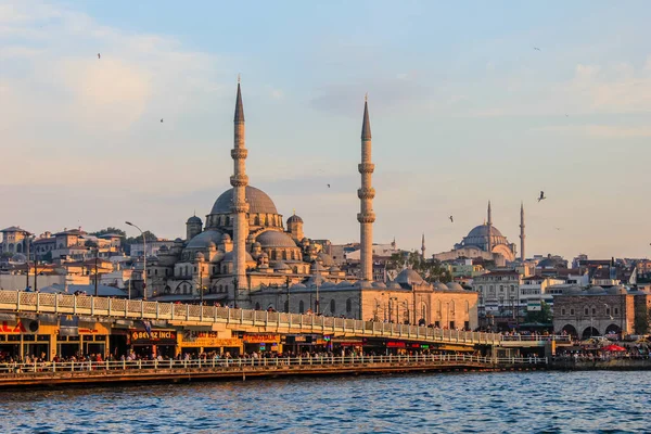 Стамбул Турция Мая 2013 Прогулка Галатскому Мосту Новой Мечетью Заднем — стоковое фото