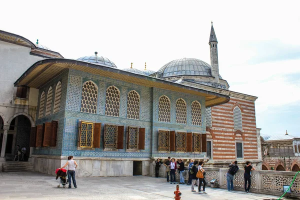 Istambul Turquia Maio 2013 Pessoas Andando Pelo Blue Tile Facade — Fotografia de Stock