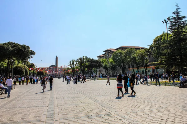 Istanbul Turkey May 2013 People Walking Ancient Hippodrome Obelisk Background — Stockfoto