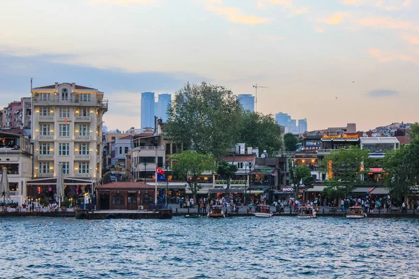 Стамбул Турция Мая 2013 View Restaurants Bosphorus Waterfront — стоковое фото