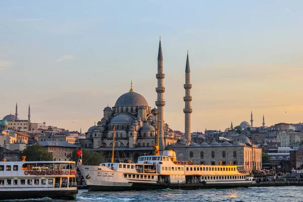 Стамбул Турция Мая 2013 Вид Новую Мечеть Yeni Cami Паромами — стоковое фото