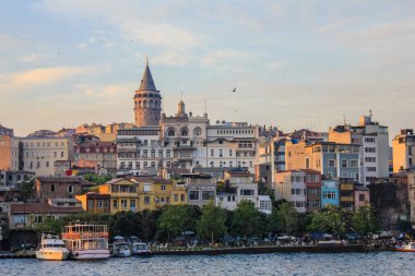 İstanbul, Türkiye - 12 Mayıs 2013: Arka planda Galata Kulesi ile Deniz Kıyısındaki Binaların Görünümü
