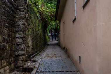 Ljubljana, Slovenya - 11 Eylül 2017: Ljubljana Şatosu 'na Dar Sokak